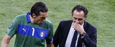 欧文突破造成杀伤球成功，全场尖叫（欧文强突打成2+1，全场沸腾）