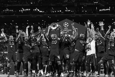 西媒：莫德里奇渴望在皇马结束职业生涯，主动提出过不同降薪方案（西媒称莫德里奇希望在皇马谢幕，曾主动递交多种降薪方案）