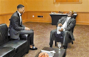 今晚，上海海港门将颜骏凌首发出场，迎来了他代表俱...（今晚，上海海港门将颜骏凌以首发身份出战，迎来其代表俱乐部的重要时刻）