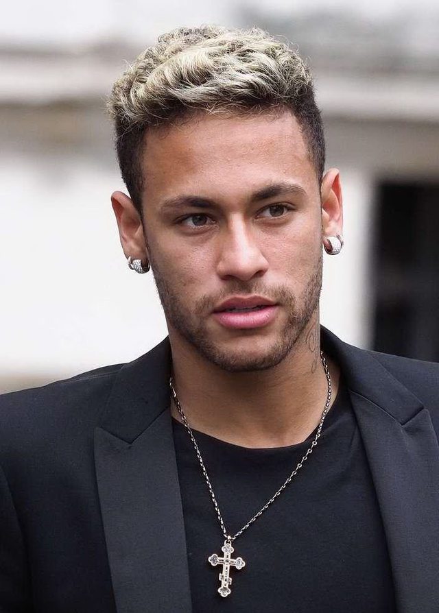 亨利：皇马半年就想换掉阿隆索太荒诞了，在那只会执教还不够（亨利：皇马仅半年就要换阿隆索太离谱，那里光会执教远远不够）