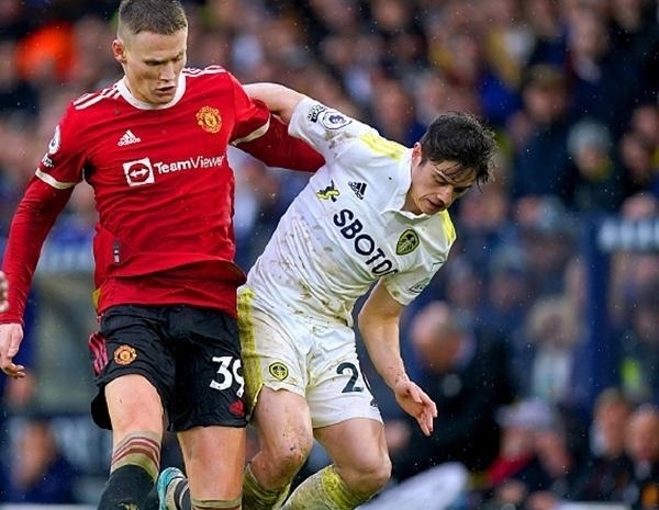 美术课上学生用课本表演变脸，轻松拿捏住精髓， 网友：“教科书式”变脸！（美术课上学生拿课本上演变脸，神还原精髓，网友直呼：教科书级！）