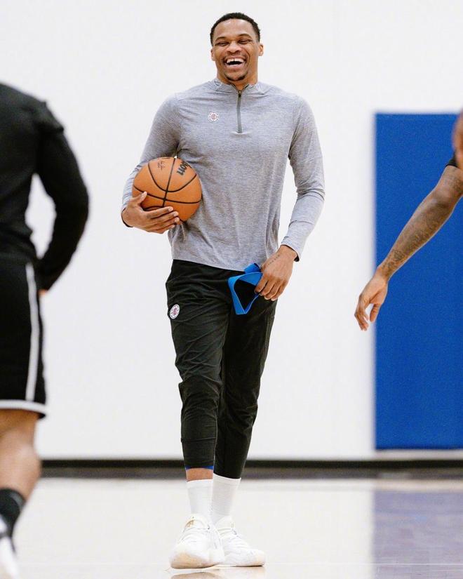 足球英超球迷怒喷转播商调整赛程（英超球迷怒斥转播商擅改赛程）